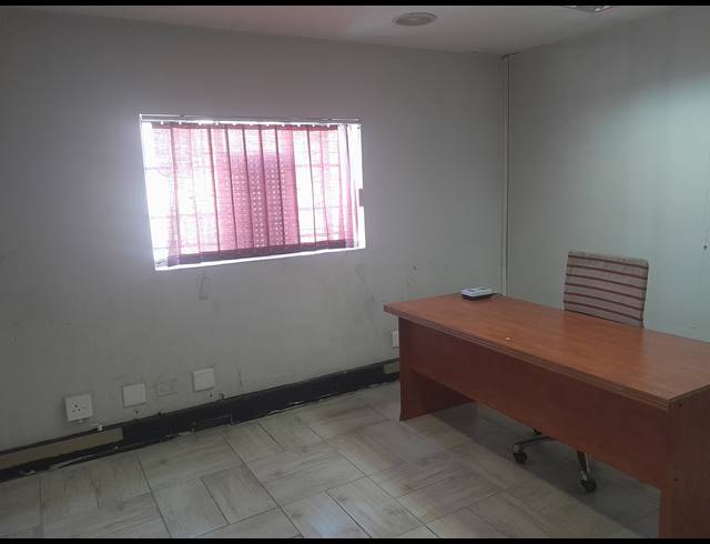 386M² SHOWROOM TO LET IN ALBERTON NORTH